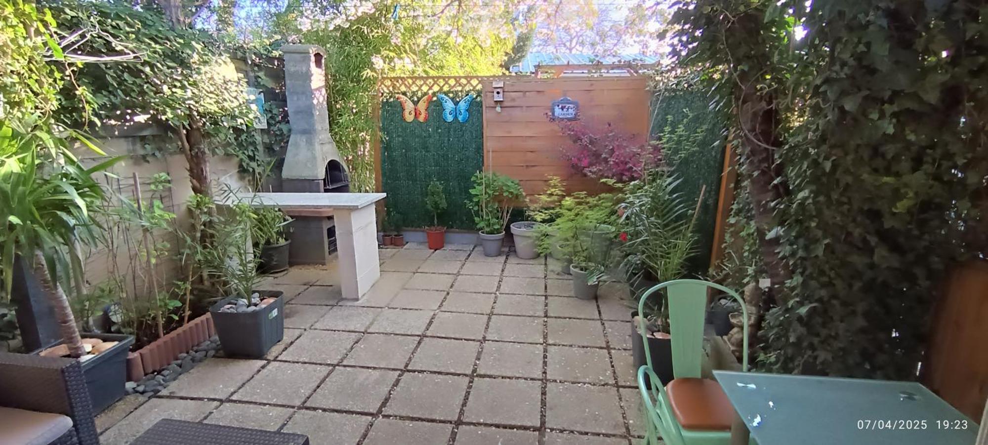 Petit Pour 4 Personnes Avec Coin Jardin